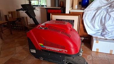 Spazzatrice da esterno / capannoni con raccolta