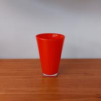 Vaso rosso per piante in vetro