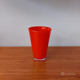 Vaso rosso per piante in vetro