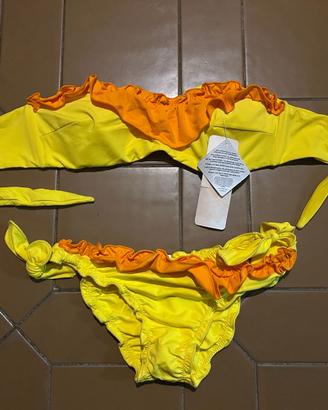 Bikini giallo con coppe nuovo.