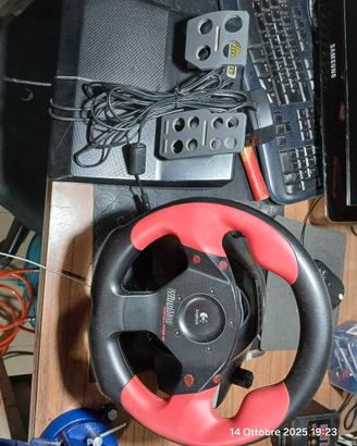 Sterzo e pedaliera Logitech per PC.