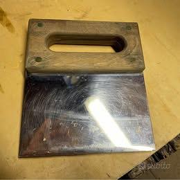 tagliapasta in acciaio inox e legno molto vecchio