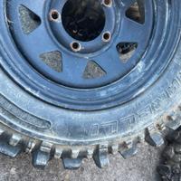 Cerchi con gomme da fuoristrada