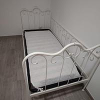 Letto singolo in ferro battuto con materasso