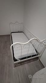 Letto singolo in ferro battuto con materasso