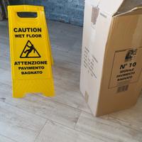 Cavalletto di avviso pericolo pavimento bagnato