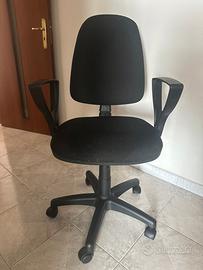 Sedia da scrivania regolabile nera con rotelle