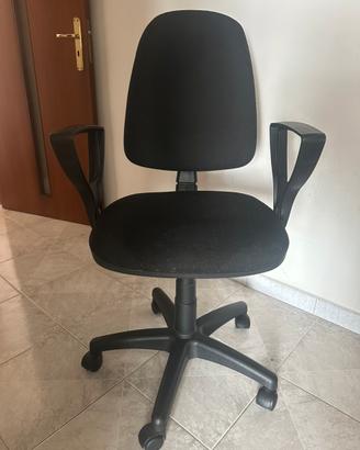 Sedia da scrivania regolabile nera con rotelle