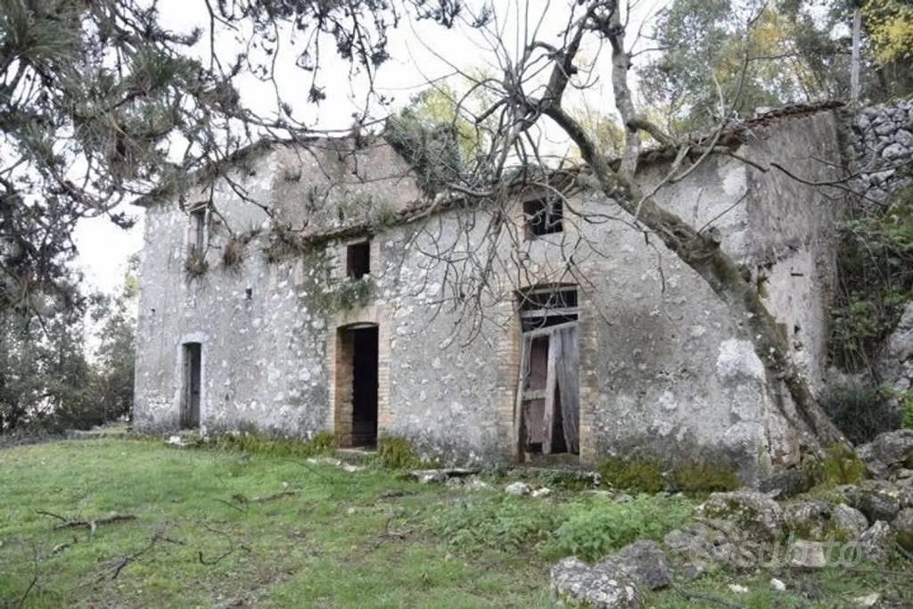 Rustico / Casale di 155 m² con più di 5 locali a E - Vista 2