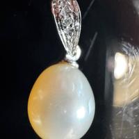 Kiara Ciondolo perla, oro18kt e punto luce