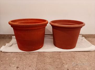 Vaso grande in terracotta e vaso in plastica