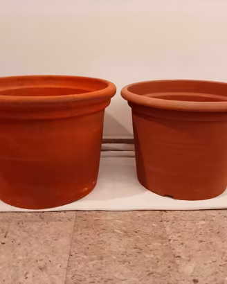 Vaso grande in terracotta e vaso in plastica