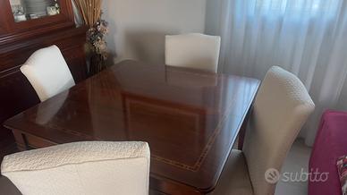 Tavolo classico con sedie vestite