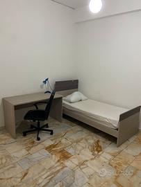 Letto e scrivania stanza