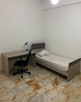 Letto e scrivania stanza