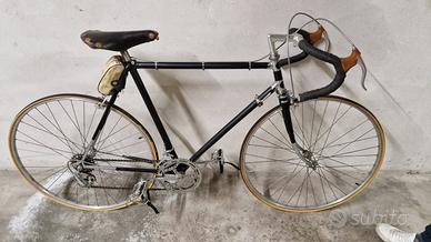 Bici da corsa vintage restaurata