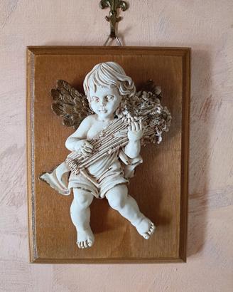 Vecchio quadretto con putto in resina e legno 