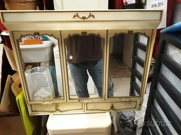 Particolare mobiletto bagno modernariato vintage