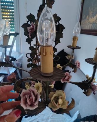 Lampadario in metallo con decorazioni in porcellan