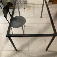Tavolo in ferro e vetro con sedie nere