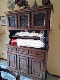 Credenza da restaurare con sedie e tavolo