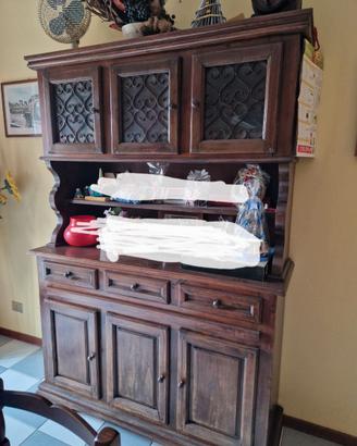 Credenza da restaurare con sedie e tavolo