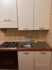 Cucina completa con elettrodomestici