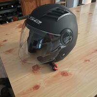 casco nero con visiera