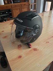 casco nero con visiera