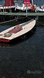 Piccola barca a vela