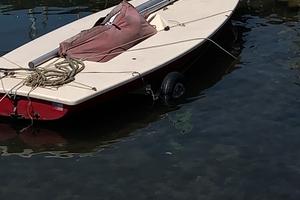 Piccola barca a vela