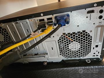PC fisso completo di monitor tastiera e mouse