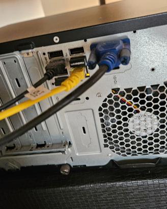 PC fisso completo di monitor tastiera e mouse