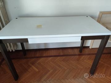 tavolo con cassetto