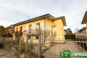 VILLA BIFAMILIARE CON BOX E TAVERNA LIBERA DA SUB