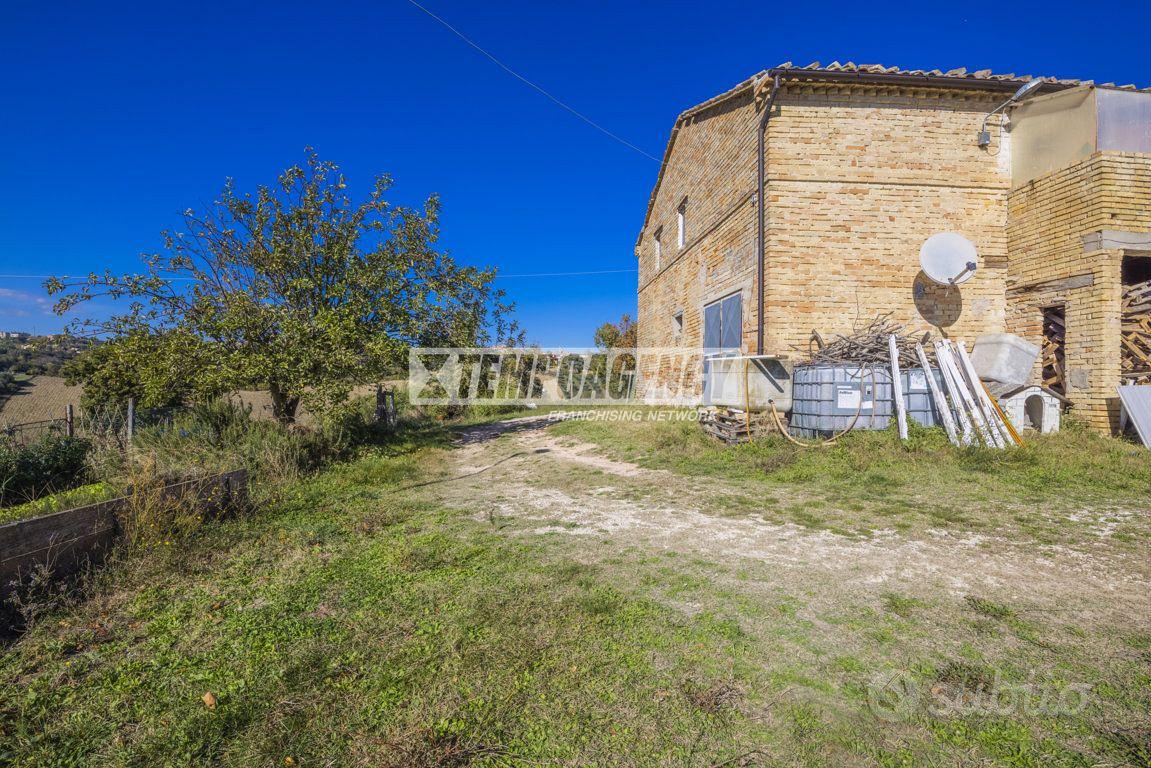 Casale panoramico con annessi e terreno agricolo - Vista 5
