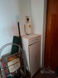 Mobiletto bianco, un cassetto e un'anta 