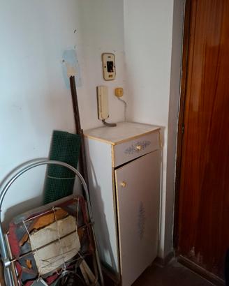 Mobiletto bianco, un cassetto e un'anta 