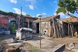 Rustico -casa singola con terreno a macchia