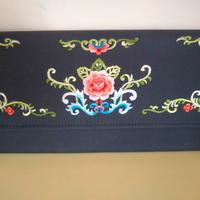Pochette raso ricamo floreale nero 