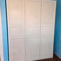Armadio bianco a 3 ante.