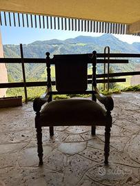 Poltroncina in legno massello con braccioli