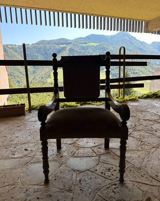 Poltroncina in legno massello con braccioli