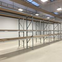 Scaffale in ferro con pianali in legno