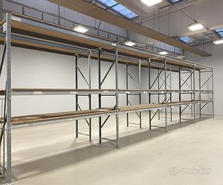 Scaffale in ferro con pianali in legno