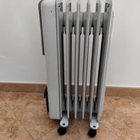 Termosifone elettrico a olio De Longhi.