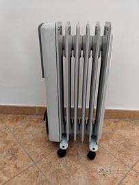 Termosifone elettrico a olio De Longhi.