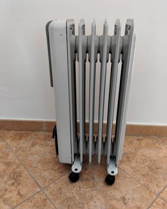 Termosifone elettrico a olio De Longhi.