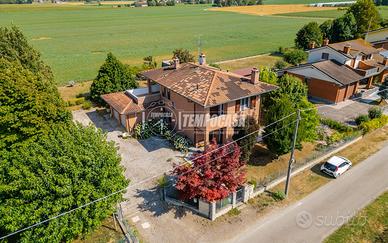 Villa con 2 unità, 2 Box e Giardino Privato