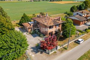 Villa con 2 unità, 2 Box e Giardino Privato